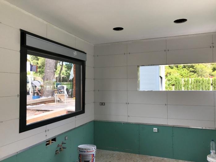 Casas eficientes y sostenibles construidas con módulos de entramado ligero de madera