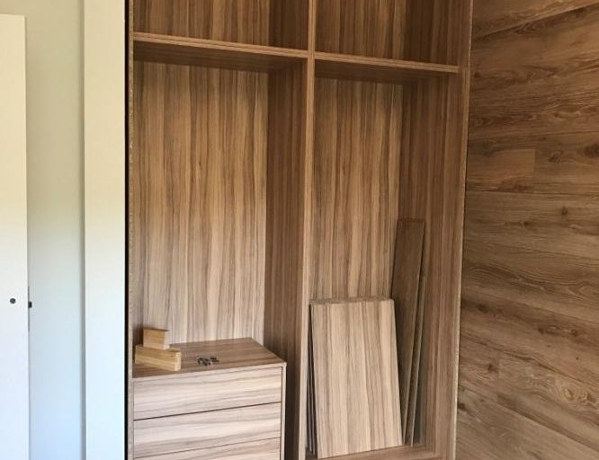 Casas eficientes y sostenibles construidas con módulos de entramado ligero de madera