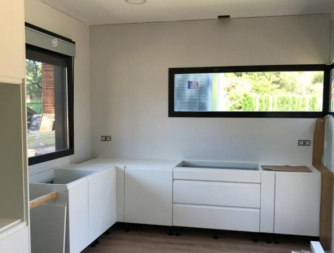 Casas eficientes y sostenibles construidas con módulos de entramado ligero de madera