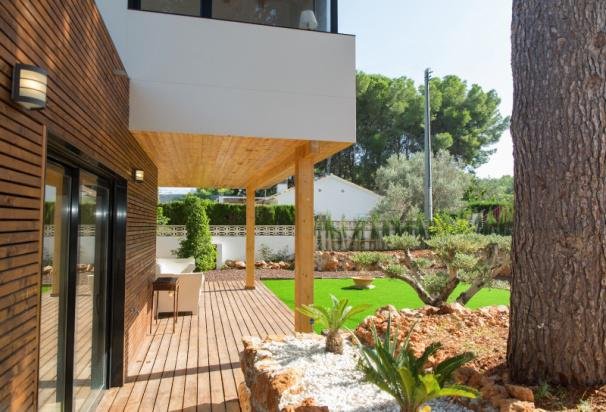 Casas eficientes y sostenibles construidas con módulos de entramado ligero de madera