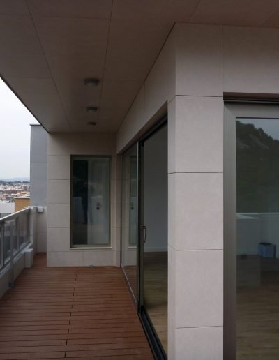 Casas eficientes y sostenibles construidas con módulos de entramado ligero de madera