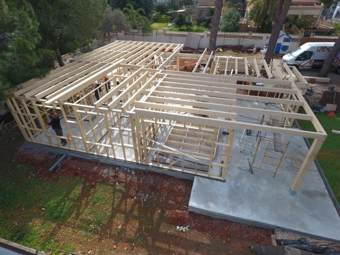 Casas eficientes y sostenibles construidas con módulos de entramado ligero de madera