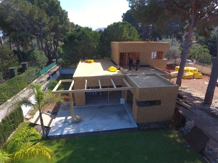 Casas eficientes y sostenibles construidas con módulos de entramado ligero de madera