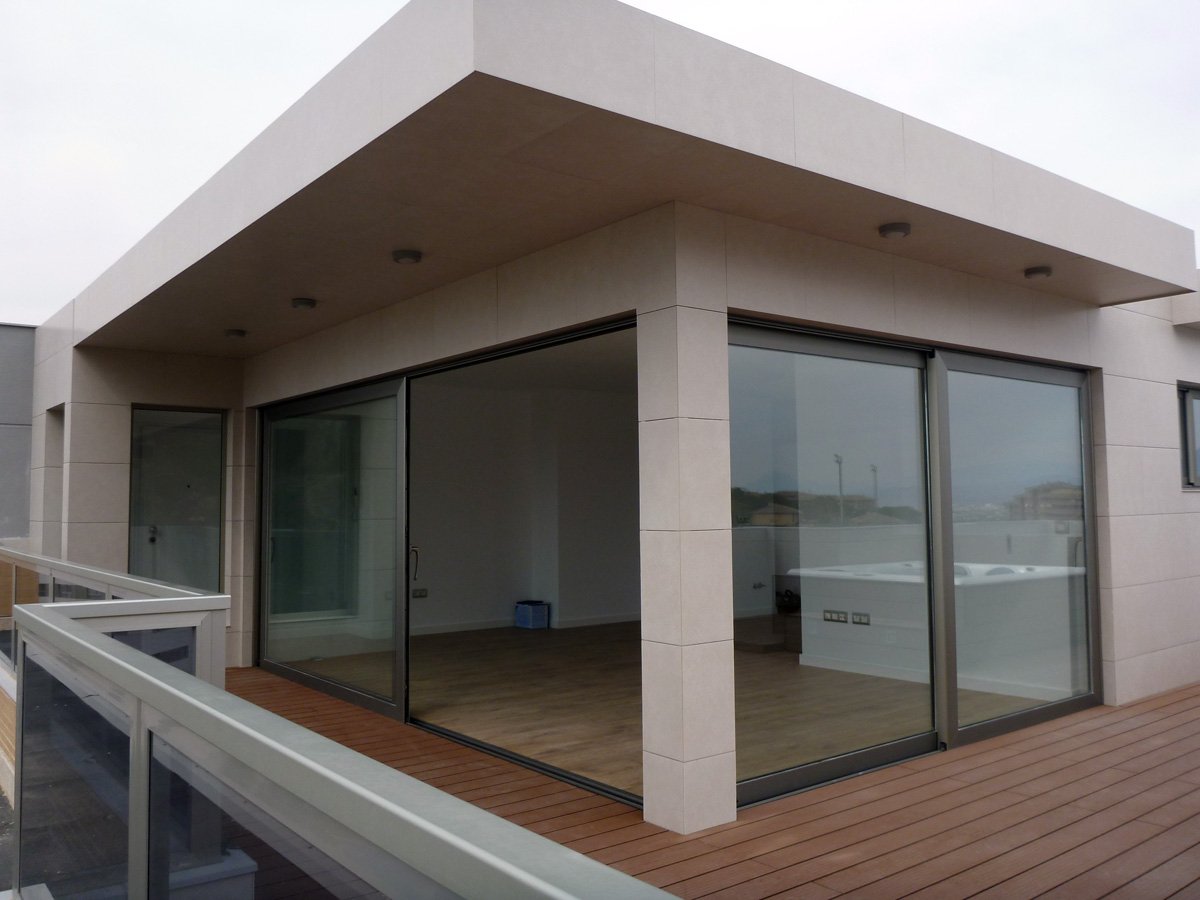 Casas eficientes y sostenibles construidas con módulos de entramado ligero de madera