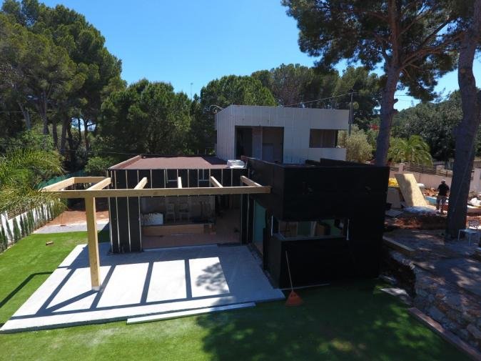 Casas eficientes y sostenibles construidas con módulos de entramado ligero de madera