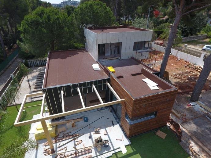 Casas eficientes y sostenibles construidas con módulos de entramado ligero de madera