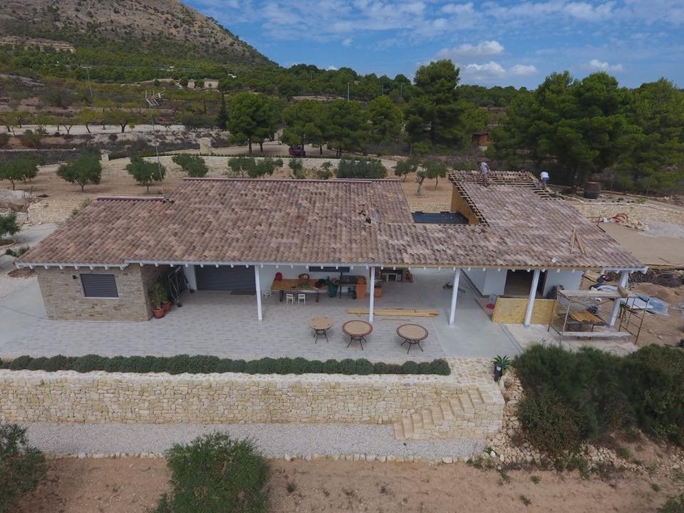 Casas eficientes y sostenibles construidas con módulos de entramado ligero de madera