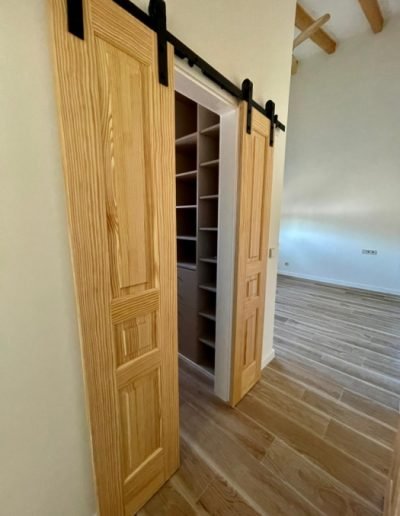 Casas eficientes y sostenibles construidas con módulos de entramado ligero de madera