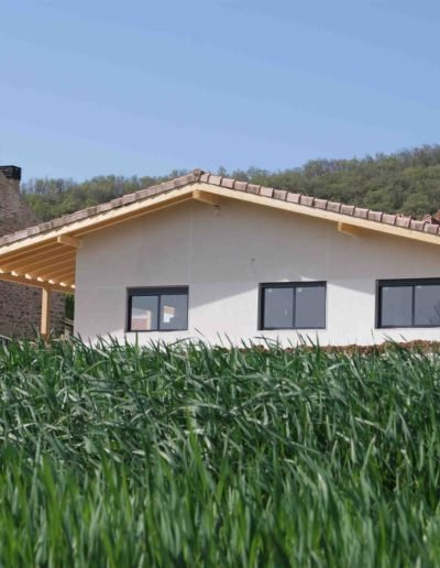 Casas eficientes y sostenibles construidas con módulos de entramado ligero de madera