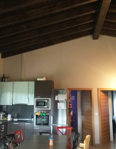 Casas eficientes y sostenibles construidas con módulos de entramado ligero de madera