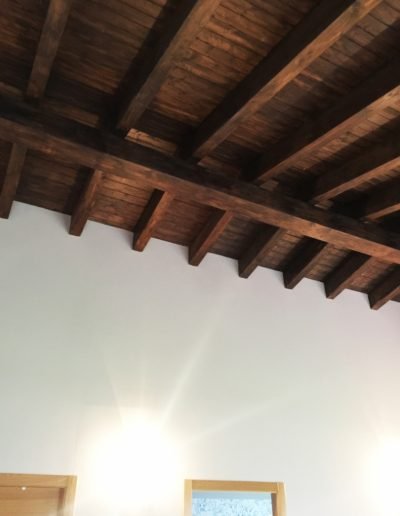 Casas eficientes y sostenibles construidas con módulos de entramado ligero de madera