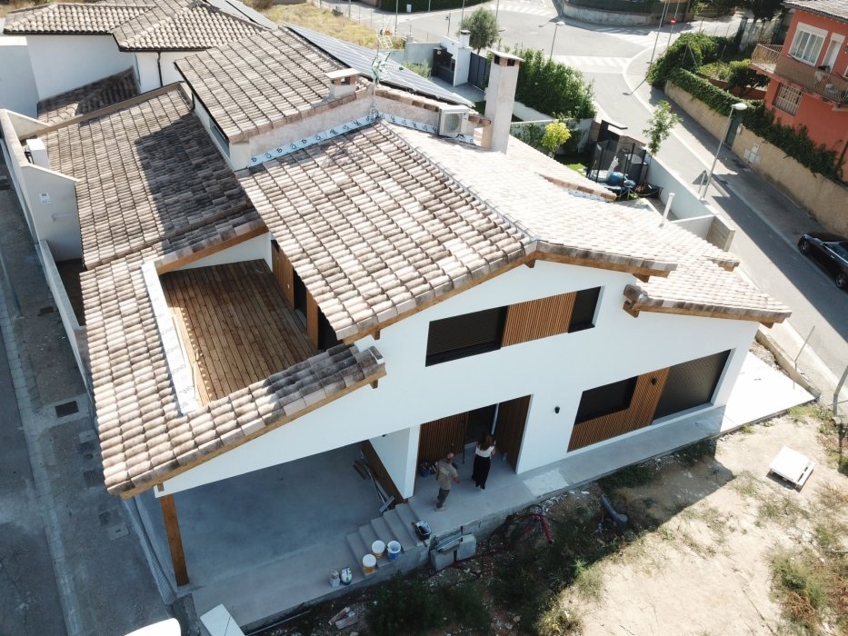 Casas eficientes y sostenibles construidas con módulos de entramado ligero de madera