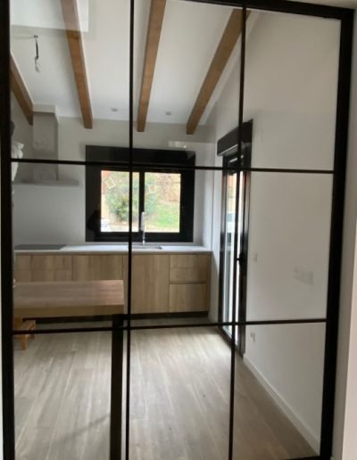 Casas eficientes y sostenibles construidas con módulos de entramado ligero de madera