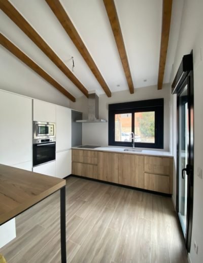 Casas eficientes y sostenibles construidas con módulos de entramado ligero de madera