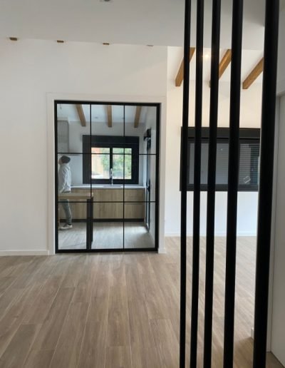 Casas eficientes y sostenibles construidas con módulos de entramado ligero de madera