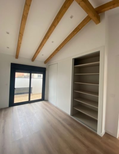 Casas eficientes y sostenibles construidas con módulos de entramado ligero de madera