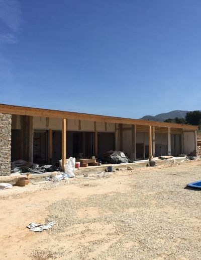 Casas eficientes y sostenibles construidas con módulos de entramado ligero de madera