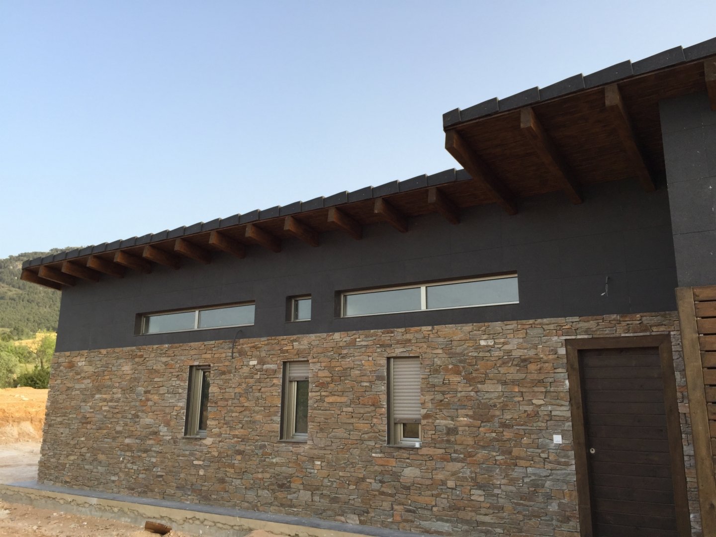 Casas eficientes y sostenibles construidas con módulos de entramado ligero de madera