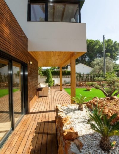 Casas eficientes y sostenibles construidas con módulos de entramado ligero de madera