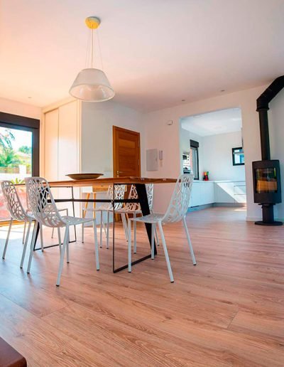 Casas eficientes y sostenibles construidas con módulos de entramado ligero de madera