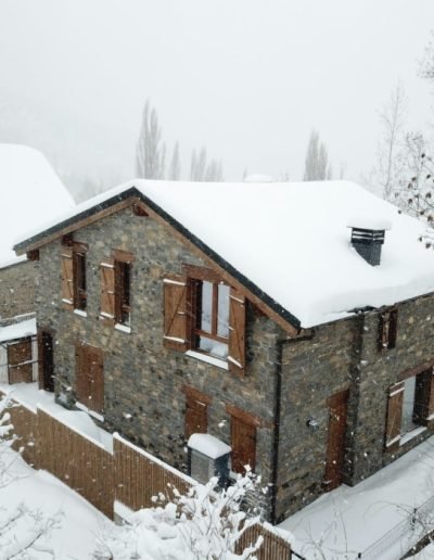 Casas eficientes y sostenibles construidas con módulos de entramado ligero de madera