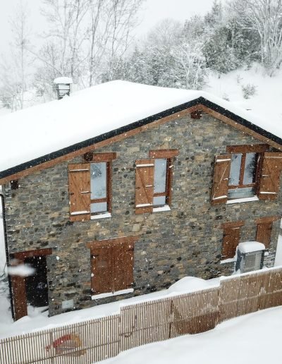 Casas eficientes y sostenibles construidas con módulos de entramado ligero de madera