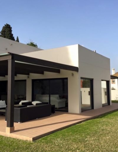 Casas eficientes y sostenibles construidas con módulos de entramado ligero de madera