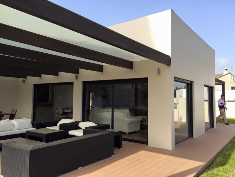 Casas eficientes y sostenibles construidas con módulos de entramado ligero de madera