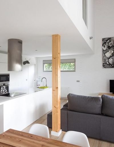 Casas eficientes y sostenibles construidas con módulos de entramado ligero de madera