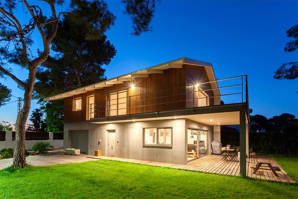 Casas eficientes y sostenibles construidas con módulos de entramado ligero de madera