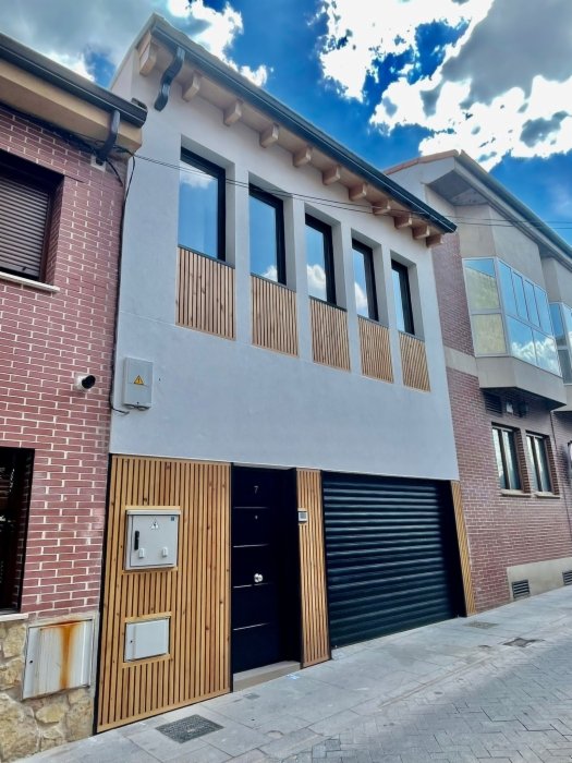 Casas eficientes y sostenibles construidas con módulos de entramado ligero de madera