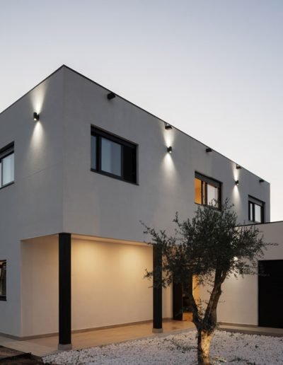 Casas eficientes y sostenibles construidas con módulos de entramado ligero de maderaCasas eficientes y sostenibles construidas con módulos de entramado ligero de madera