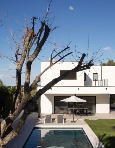 Casas eficientes y sostenibles construidas con módulos de entramado ligero de maderaCasas eficientes y sostenibles construidas con módulos de entramado ligero de madera