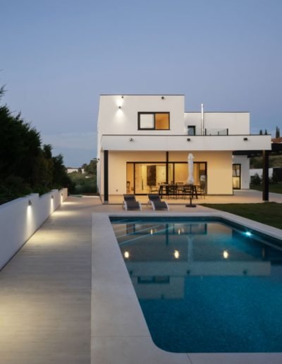 Casas eficientes y sostenibles construidas con módulos de entramado ligero de maderaCasas eficientes y sostenibles construidas con módulos de entramado ligero de madera