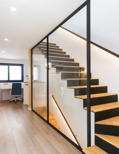 Casas eficientes y sostenibles construidas con módulos de entramado ligero de maderaCasas eficientes y sostenibles construidas con módulos de entramado ligero de madera