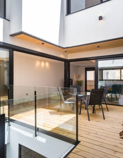 Casas eficientes y sostenibles construidas con módulos de entramado ligero de maderaCasas eficientes y sostenibles construidas con módulos de entramado ligero de madera