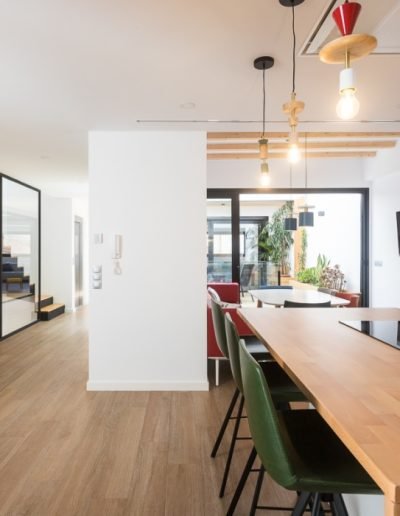 Casas eficientes y sostenibles construidas con módulos de entramado ligero de maderaCasas eficientes y sostenibles construidas con módulos de entramado ligero de madera