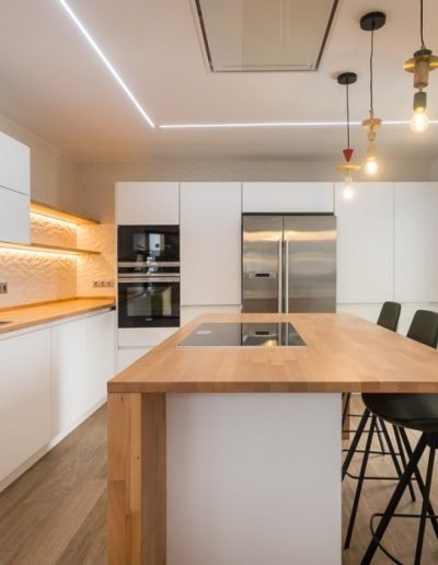 Casas eficientes y sostenibles construidas con módulos de entramado ligero de maderaCasas eficientes y sostenibles construidas con módulos de entramado ligero de madera